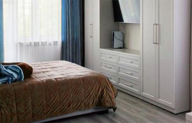 Dulap dormitor la comanda cu spatiu pentru TV din MDF vopsit mat cu frezare