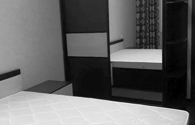 Mobila dormitor la comanda din PAL integral cu dulap cu usi glisante cu oglinda