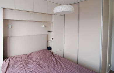 Mobila dormitor la comanda cu dulapuri haine si corpuri care incadreaza patul